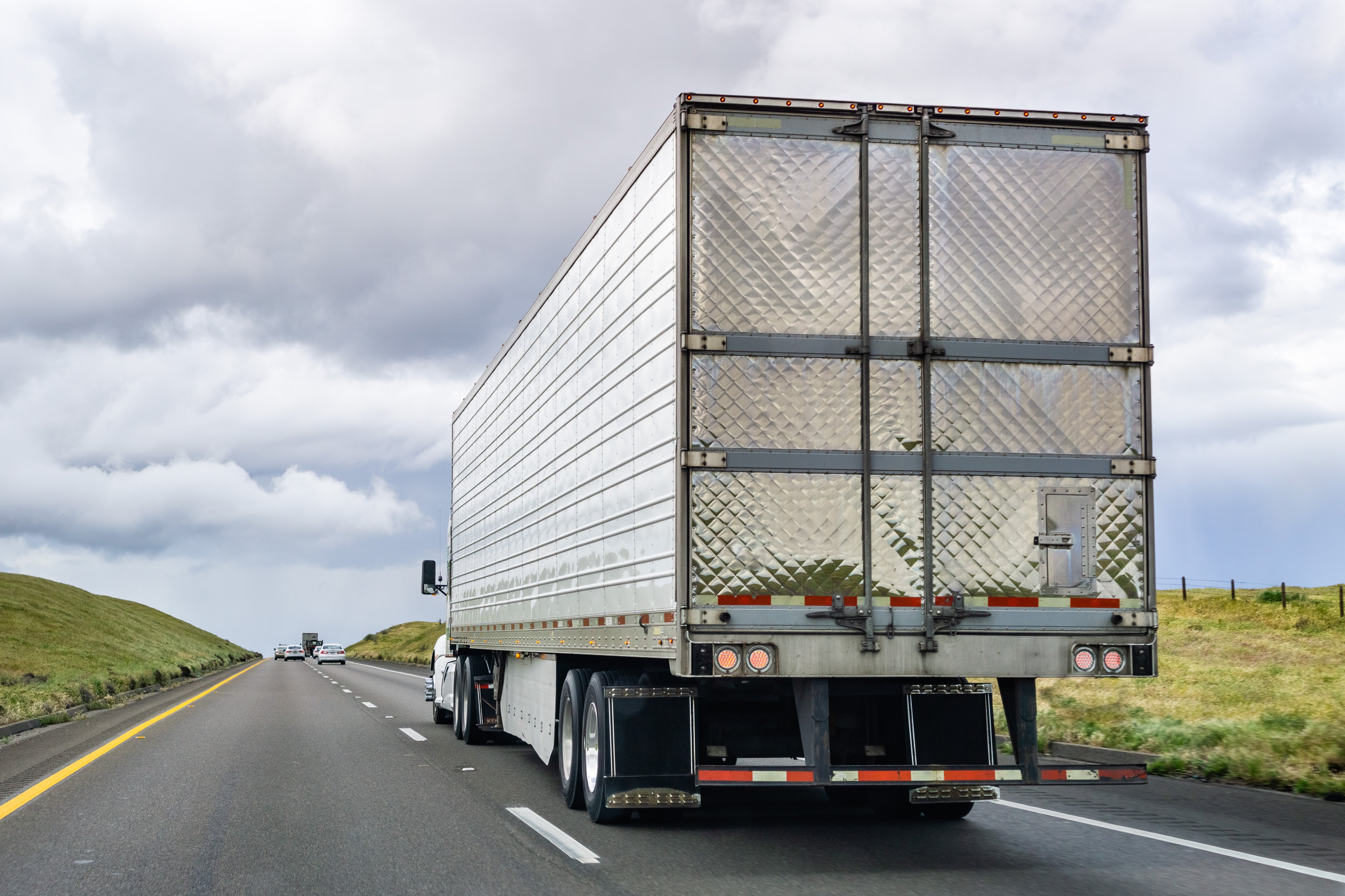 truck-driving-on-the-interstates-california-2024-12-02-16-38-54-utc